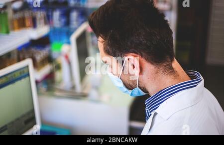 Homme travaillant en utilisant un masque - santé et bien-être Banque D'Images