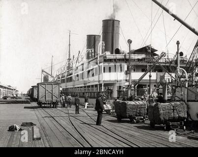 Navires chargeant à un quai sur le port extérieur, Adélaïde Australie, vers 1900-1910 Banque D'Images