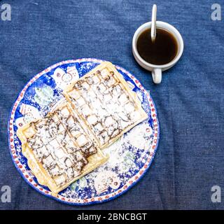 Assiette avec gaufres maison fraîchement préparées Banque D'Images