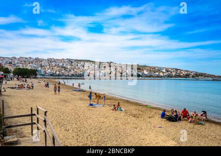 Sitia Crète, vue sur la ville pittoresque de Sitia et la belle plage de sable qui est située à courte distance du centre de Th Banque D'Images