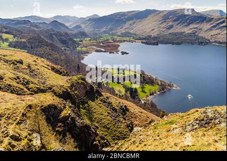 Vue sur Derwent Water et Borrowdale depuis le haut de Falcon Crag dans le district de English Lake Banque D'Images