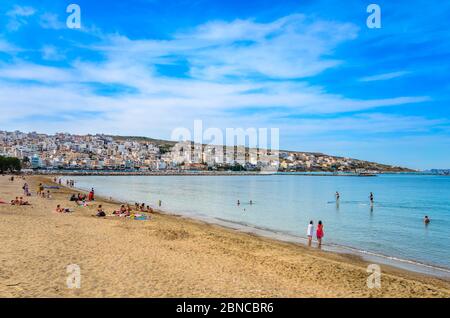 Sitia Crète, vue sur la ville pittoresque de Sitia et la belle plage de sable qui est située à courte distance du centre de Th Banque D'Images