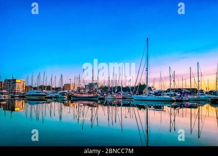 Bateaux à Ipswich Marina au coucher du soleil Banque D'Images