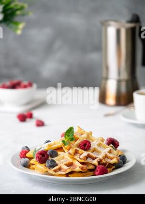 Gaufres belges avec framboises, bleuets, caillé et café Banque D'Images