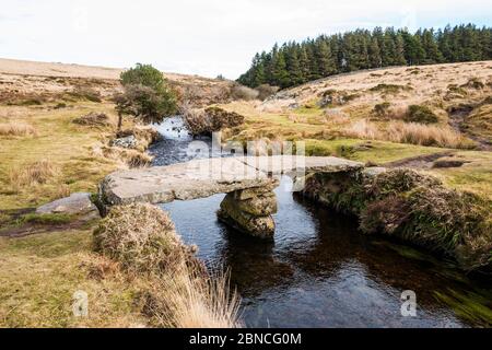 Pont de Clapper avec un seul quai, au-dessus de la rivière North Teign sur Scorhill, près du cercle de pierres de Scorhill. Parc national de Dartmoor, Devon, Angleterre, Royaume-Uni. Banque D'Images