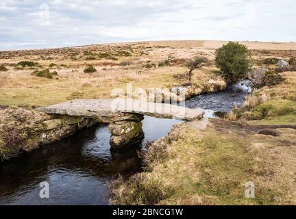 Pont de Clapper avec un seul quai, au-dessus de la rivière North Teign sur Scorhill, près du cercle de pierres de Scorhill. Parc national de Dartmoor, Devon, Angleterre, Royaume-Uni. Banque D'Images