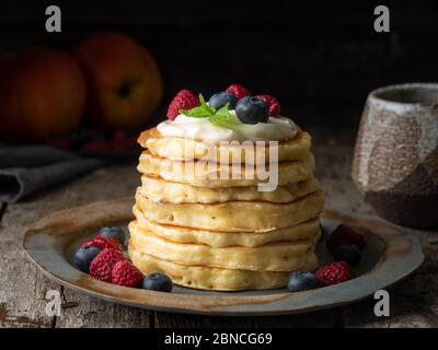 Crêpe à la crème vanille, aux myrtilles et aux framboises. Vue latérale Banque D'Images