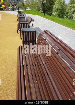 Beau boulevard avec des bancs en bois à Zelenograd à Moscou, Russie Banque D'Images