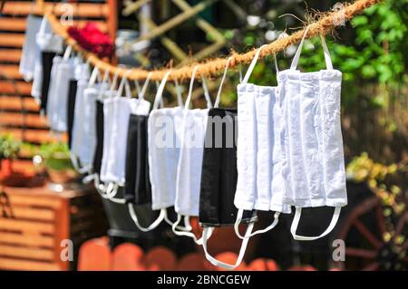 Masques de protection bouche-nez auto-cousus secs sur une corde à linge, Bavière, Allemagne Banque D'Images
