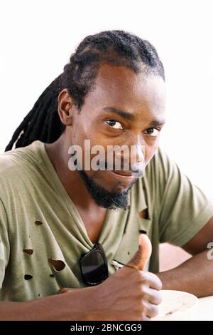 jeune homme cubain avec des dreadlocks dans ses cheveux en appréciant la glace à cuba Banque D'Images