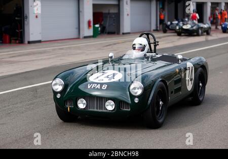 Martin Hunt au volant de sa voiture de course sportive HWM, 1954 ans, lors de la session de qualification pour le Trophée Woodcote RAC pour les voitures de sport pré '56 Banque D'Images