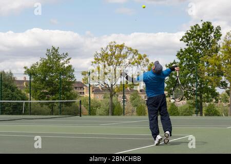 Brockwell Park, Royaume-Uni. 14 mai 2020. Les gens jouant au tennis à Brockwell Park en suivant les conseils du gouvernement que les règles de verrouillage ont été assouplies pour un petit nombre de sports. Le tennis, ainsi que le golf et le basket-ball, ont été cités comme un sport qui peut être joué en toute sécurité, tout en gardant deux mètres à l'écart. Brockwell Park est un parc de 50.8 hectares situé au sud de Brixton, à Herne Hill et Tulse Hill, dans le sud de Londres. (Photo de Sam Mellish / Alamy Live News) Banque D'Images
