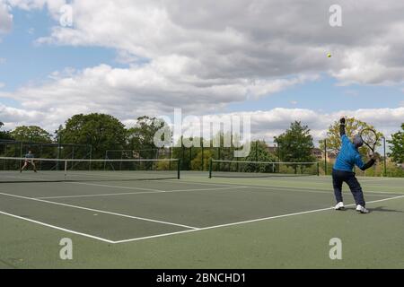 Brockwell Park, Royaume-Uni. 14 mai 2020. Les gens jouant au tennis à Brockwell Park en suivant les conseils du gouvernement que les règles de verrouillage ont été assouplies pour un petit nombre de sports. Le tennis, ainsi que le golf et le basket-ball, ont été cités comme un sport qui peut être joué en toute sécurité, tout en gardant deux mètres à l'écart. Brockwell Park est un parc de 50.8 hectares situé au sud de Brixton, à Herne Hill et Tulse Hill, dans le sud de Londres. (Photo de Sam Mellish / Alamy Live News) Banque D'Images