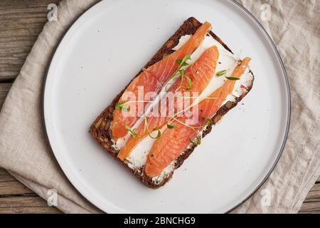 Smorrebrod, sandwichs danois ouverts. Pain de seigle noir avec saumon Banque D'Images