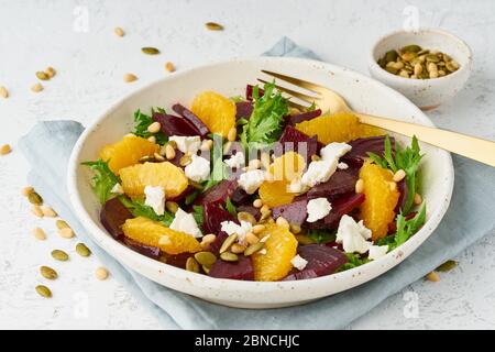 Salade végétalienne avec des graines de betterave, de l'avocat, de la féta orange, de la ricotta et de la citrouille, du keto Banque D'Images