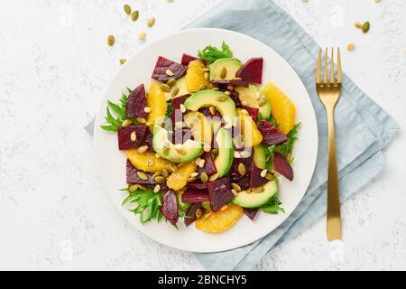 Salade végétalienne avec des graines de betterave, de l'avocat, de la féta orange, de la ricotta et de la citrouille, du keto Banque D'Images