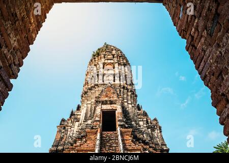 Vue sur Wat Chaiwatthanaram, ancien temple bouddhiste du Parc historique d'Ayutthaya, province d'Ayutthaya, Thaïlande. Banque D'Images