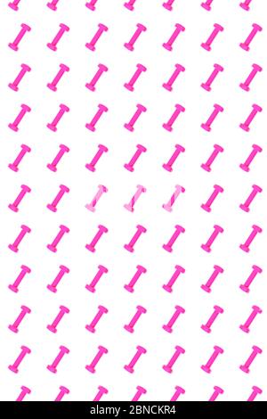 Motif de haltère rose sur fond blanc, isolé. Aménagement créatif pour les équipements de fitness sport, concept. Style minimaliste, pose à plat, vue de dessus. Copier l'espace. Banque D'Images