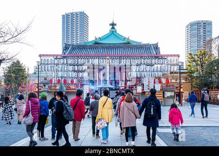 Tokyo, Japon - 17 mars 2019 : vue sur les gens, profitez de la promenade et promenez-vous devant le temple Shinobazunoike Bentendo dans le parc Ueno Onshi, au cours de la bleu cerise rose Banque D'Images