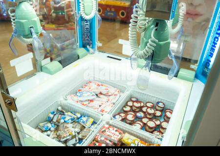 Yamanashi, Japon - 22 mars 2019 : vue de la machine à griffes japonaise avec différents types de crème glacée au Mt. Gare de Fuji à Yamanashi, Japon. Banque D'Images