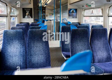 Le chancelier britannique Rishi Sunak a déclaré aujourd'hui qu'il est « très probable » que le Royaume-Uni soit en « récession majeure » en raison du blocage de la pandémie du coronavirus, comme les chiffres montrent que l'économie se contracte au rythme le plus rapide depuis la crise financière. Sièges vides dans une voiture qui traverse le sud de Londres vers la gare Victoria, le 13 mai 2020, à Londres, en Angleterre. Banque D'Images