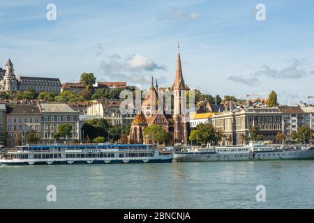 Budapest, Hongrie - 11 octobre 2019 : vue aérienne sur la ville de Buda, côté Danube, à Budapest, la capitale et la ville la plus peuplée de Hongrie Banque D'Images