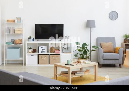 Image d'un salon moderne avec une grande télévision dans la maison Banque D'Images