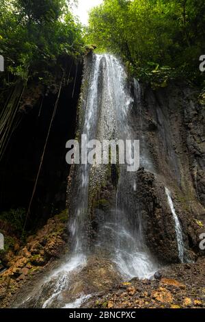 Vue sur l'eau douce, bruyante et intense de Tumpak Sewu Waterfall, à Java-est, Indonésie. Banque D'Images