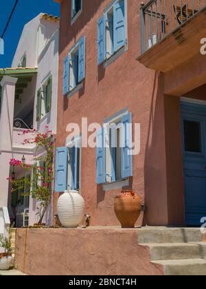 Belle maison grecque avec des volets bleus dans le joli village d'Assos, Céphalonie , (Kefalonia), île, Mer Ionienne, Grèce Banque D'Images