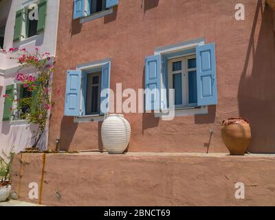 Belle maison grecque avec des volets bleus dans le joli village d'Assos, Céphalonie , (Kefalonia), île, Mer Ionienne, Grèce Banque D'Images