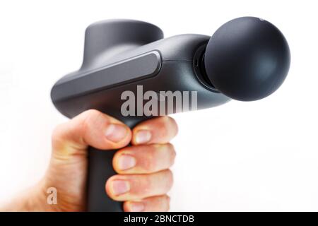 Masseur électrique manuel pour le corps sur fond blanc. Isoler Banque D'Images