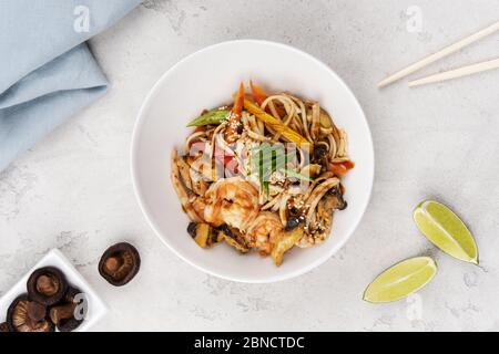 Wok nouilles avec poulet et crevettes. Banque D'Images