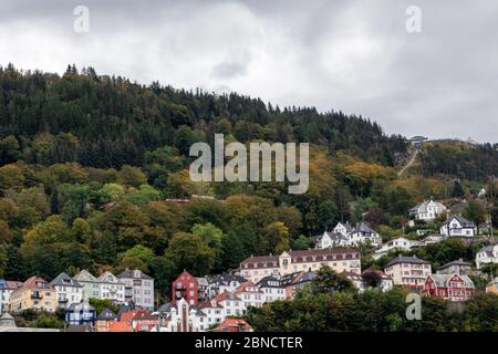 Funiculaire de Floyen (Floibanen), chemin de fer d'attraction du téléphérique et pont d'observation de Floyfjellet. Bergen, rues et randonnées, paysage de collines sur le nuage Banque D'Images