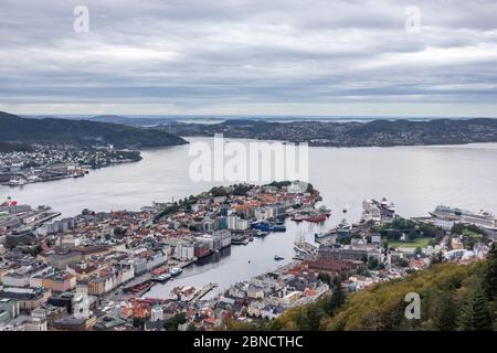 Vue aérienne panoramique de la vieille ville de Bergen et de la mer du Nord depuis le pont d'observation de Floyfjellet, le temps d'un automne froid. Bergen, Norvège Banque D'Images