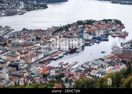 La vieille ville de Bergen et la mer vue aérienne depuis l'attraction Floyen la zone de randonnée de Floyvarden Balplass par temps froid et nuageux. Bergen, Norvège Banque D'Images