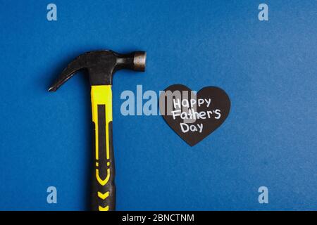 Vue de dessus de hummer et de papier coeur gris avec lettres Happy Pathers Day sur fond bleu Banque D'Images