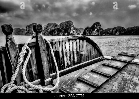 Belle photo en niveaux de gris de la baie de Ha long au Vietnam pris du bateau en bois Banque D'Images