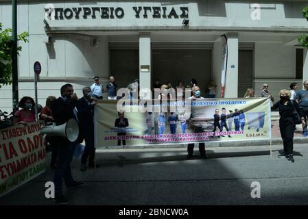 Athènes, Grèce. 14 mai 2020. La Fédération panhellénique des employés des hôpitaux publics a déclaré de 11 h 00 à 3 h 00 un arrêt de travail et une réunion au ministère de la Santé, contre la Loi sur le contenu législatif du gouvernement pour la création de deux branches du personnel infirmier. (Photo par Dimitrios Karvountzis/Pacific Press) crédit: Pacific Press Agency/Alay Live News Banque D'Images