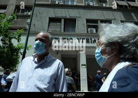 Athènes, Grèce. 14 mai 2020. La Fédération panhellénique des employés des hôpitaux publics a déclaré de 11 h 00 à 3 h 00 un arrêt de travail et une réunion au ministère de la Santé, contre la Loi sur le contenu législatif du gouvernement pour la création de deux branches du personnel infirmier. (Photo par Dimitrios Karvountzis/Pacific Press) crédit: Pacific Press Agency/Alay Live News Banque D'Images