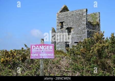 Signe de danger devant une ancienne mine d'étain de Cornouailles, désutilisée - John Gollop Banque D'Images