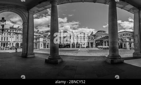 Une image monochrome de Covent Garden à Londres car il reste vide pendant le verrouillage. Banque D'Images