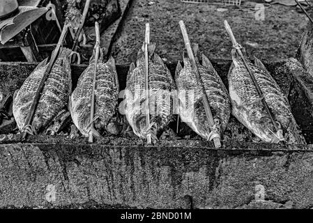 Belle photo en niveaux de gris de fruits de mer de rue quelque part en Asie Banque D'Images