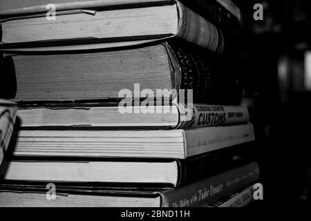 Pile de livres anciens en noir et blanc Banque D'Images