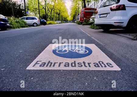 Large piste cyclable dans une avenue avec des voitures garées à Karlsruhe, Allemagne Banque D'Images