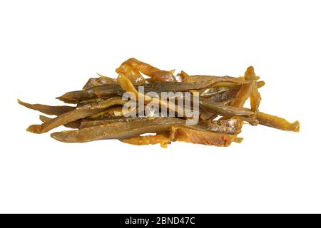 Bâtonnets de poisson de carpe séchés isolés sur fond blanc. Snack Fish à la bière. Gros plan Banque D'Images