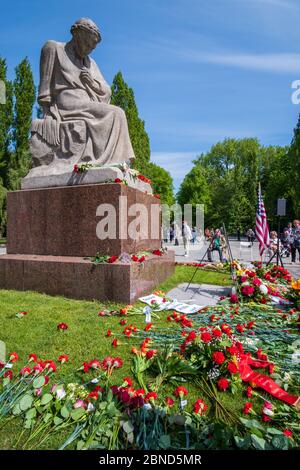 Les foules se rassemblent au monument commémoratif de guerre du parc Treptower à Berlin pour le 75e anniversaire de la fin de la deuxième Guerre mondiale le 8 mai 2020 Banque D'Images