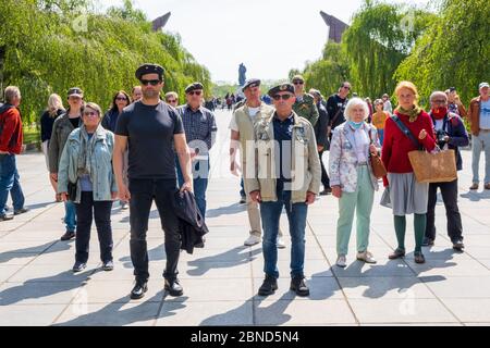 Les foules se rassemblent au monument commémoratif de guerre du parc Treptower à Berlin pour le 75e anniversaire de la fin de la deuxième Guerre mondiale le 8 mai 2020 Banque D'Images