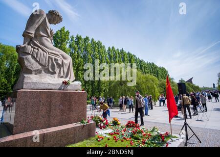 Les foules se rassemblent au monument commémoratif de guerre du parc Treptower à Berlin pour le 75e anniversaire de la fin de la deuxième Guerre mondiale le 8 mai 2020 Banque D'Images