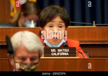 Washington, États-Unis d'Amérique. 14 mai 2020. Le représentant des États-Unis Doris Matsui (démocrate de Californie) pose des questions au Dr Richard Bright, ancien directeur de l'autorité de recherche et de développement biomédical avancé, lors d'une audience du sous-comité américain de l'énergie et du commerce sur la santé pour discuter de la protection de l'intégrité scientifique en réponse à l'épidémie de coronavirus le jeudi 14 mai. 2020.Credit: Greg Nash/Pool via CNP | usage dans le monde crédit: dpa/Alay Live News Banque D'Images