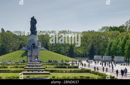 Les foules se rassemblent au monument commémoratif de guerre du parc Treptower à Berlin pour le 75e anniversaire de la fin de la deuxième Guerre mondiale le 8 mai 2020 Banque D'Images